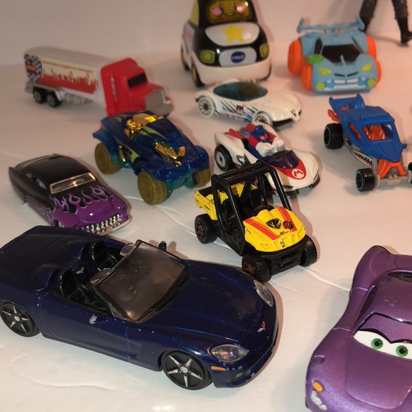 Lot of 16 different size brands 1 military guy &1 VTech police cars 1 H-W case - Picture 3 of 11